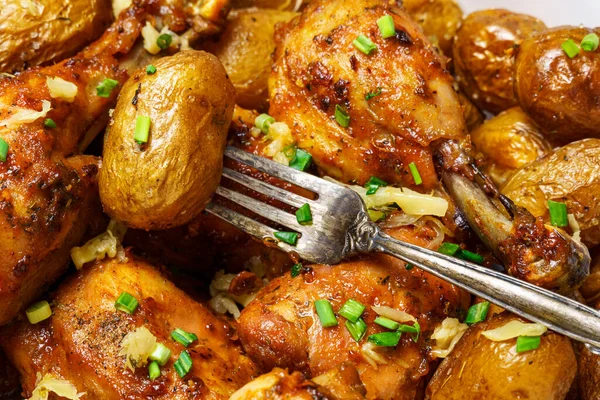Smaczny Obiad Stylu Wiejskim Zdrowe Jedzenie Smażone Mięso Kurczaka Nieobrane — Zdjęcie stockowe