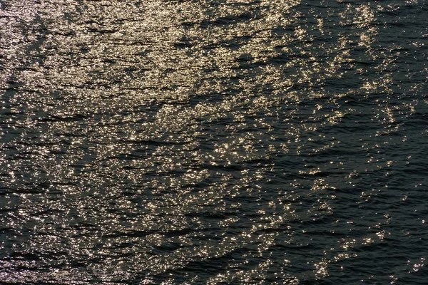 Arany Napfény Tükröződik Hullámok Naplementekor Sötét Kontraszt Háttér Tengeri Felülnézet — Stock Fotó