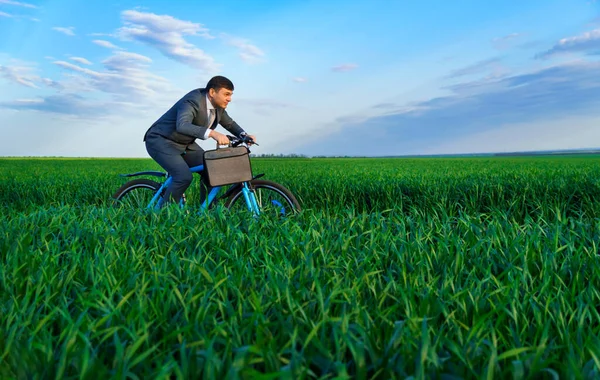 Zakenman Rijdt Een Fiets Door Een Groen Grasveld Gekleed Een Rechtenvrije Stockfoto's