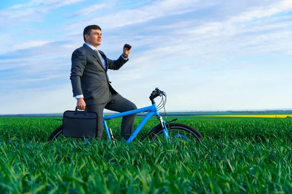 Бізнес Концепція Бізнесмен Їде Велосипеді Зеленій Траві Дивиться Відстань Через — стокове фото
