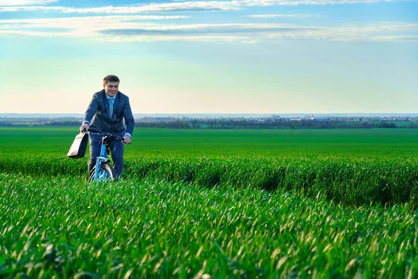 Uomo Affari Guida Una Bicicletta Attraverso Campo Erba Verde Vestito — Foto Stock