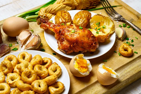 맛있고 건강에 스타일의 닭고기 고기와 껍질을 벗기지 위에서 — 스톡 사진