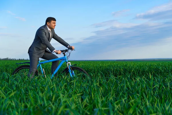 Бизнес Концепция Бизнесмен Ездит Велосипеде Зеленой Траве Одетый Деловой Костюм — стоковое фото