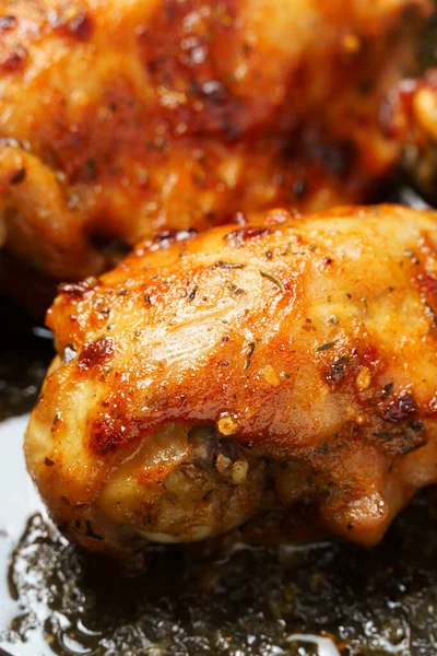 Pieczone Udka Kurczaka Aromatyczną Skórką Pieczone Mięso Tacy Piekarnika Smaczne — Zdjęcie stockowe