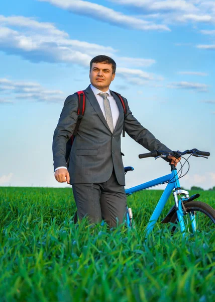 Egy Üzletember Hátizsákkal Kerékpárral Sétál Zöld Füves Mezőn Üzleti Ruhába Stock Fotó