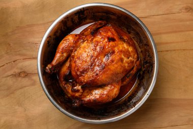 aromatik kabuklu fırında tavuk, fırında et, ahşap arka plan.