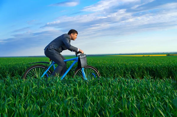 Geschäftsmann Businessanzug Fährt Mit Dem Fahrrad Durch Eine Grüne Wiese — Stockfoto