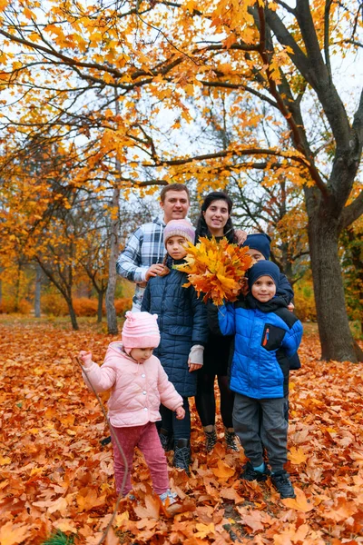 Portret Van Een Gezin Met Kinderen Een Herfst Stadspark Gelukkige Rechtenvrije Stockfoto's