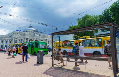 Odessa, Ukrayna, Temmuz 07, 2021 - Odessa ana tren istasyonunda şehir caddesi ve toplu taşıma durağı