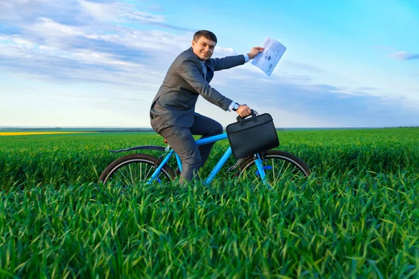 기업인은 양복을 자전거를 풀밭을 지나고 서류들을 가지고 있습니다 아름다운 비지니스 — 스톡 사진