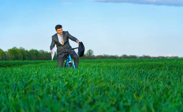 Uomo Affari Vestito Abito Lavoro Bicicletta Attraverso Campo Erba Verde — Foto Stock