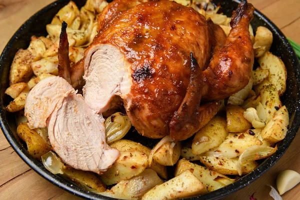 Pieczone Ziemniaki Pieczony Kurczak Patelni Mięso Plasterkach Gotowane Jedzenie Drewnianym — Zdjęcie stockowe