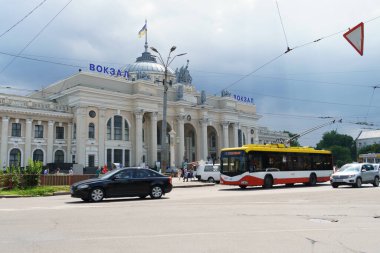 Odessa, Ukrayna, Temmuz 07, 2021 - Şehir sokağı ve Odessa ana tren istasyonu