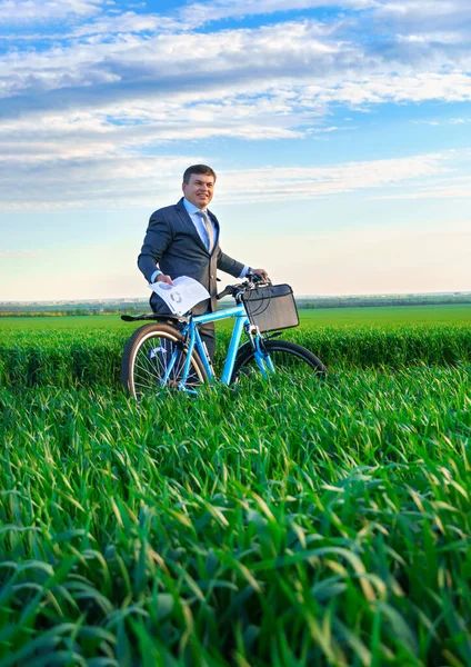 사업가 밭에서 자전거를 다니며 서류나 보고서를 사업가 아름다운 — 스톡 사진