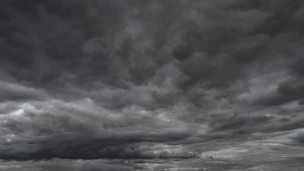 雨や雪の前に嵐の雲がタイムラプスし極端な天候の暗い劇的な空の背景 — ストック動画