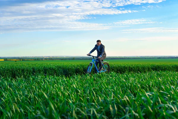 Businessman Rides Bicycle Green Grass Field Dressed Business Suit Beautiful — Stock Photo, Image