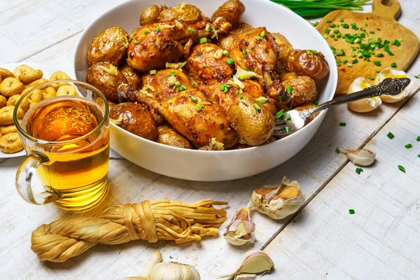 스타일로 맛있는 건강에 닭고기와 과푸른 위에서 — 스톡 사진
