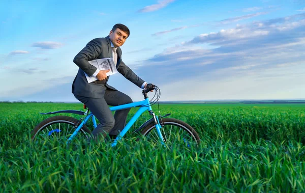 기업인들은 양복을 보도를 타거나 자전거를 풀밭을 지나며 아름다운 개념을 기록한다 — 스톡 사진