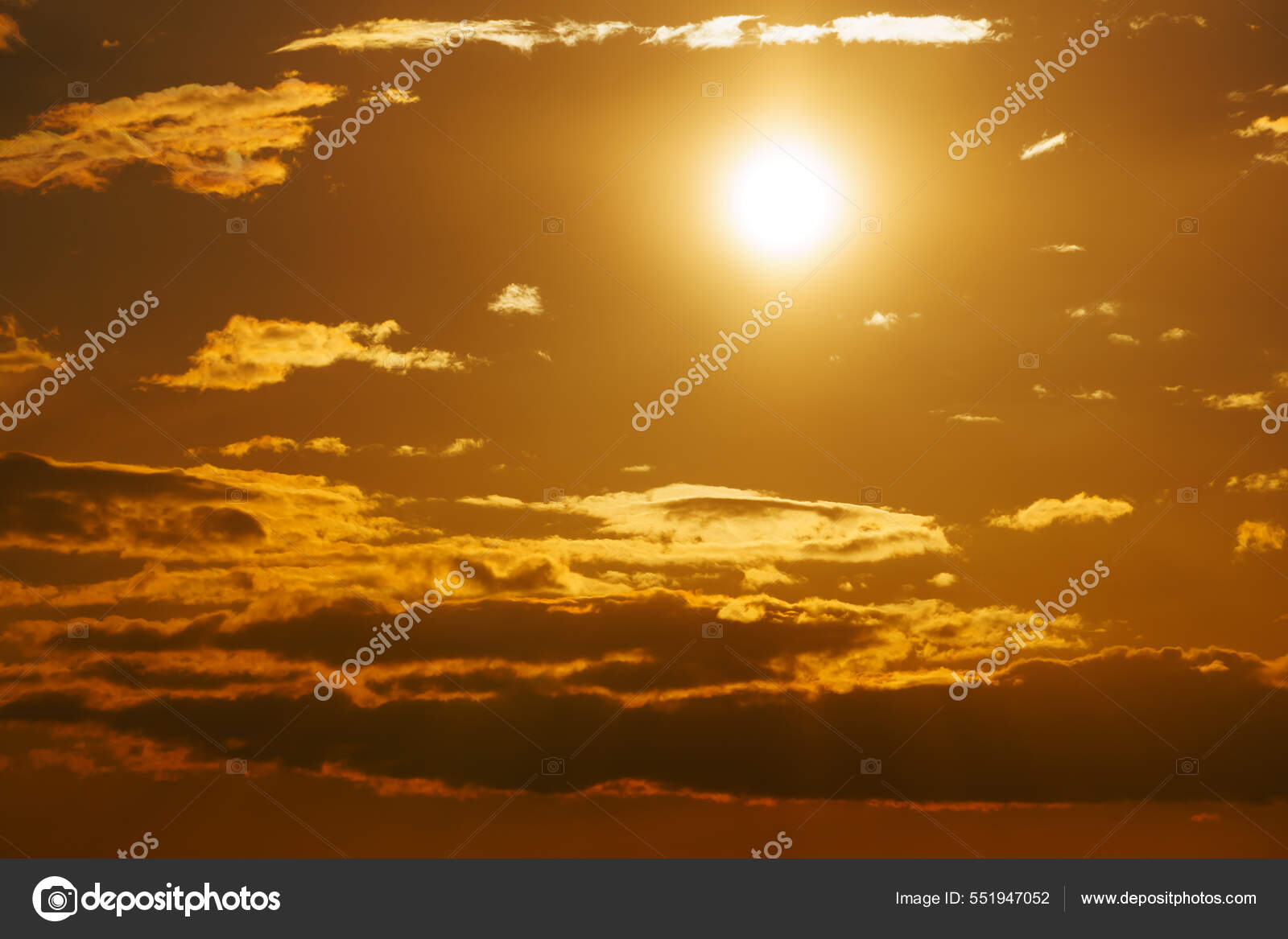 美丽的日落天空明亮的阳光和黑暗的云彩轮廓作为背景——图库图片© soleg #551947052, image size:1600x1167