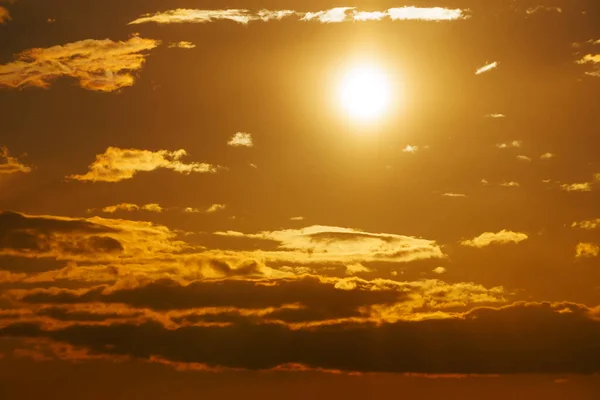 美しい夕焼け空明るい陽射し暗い雲のシルエットを背景に — ストック写真