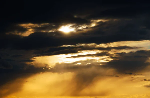 아름다운 그리고 배경으로 구름의 어두운 그림자 — 스톡 사진