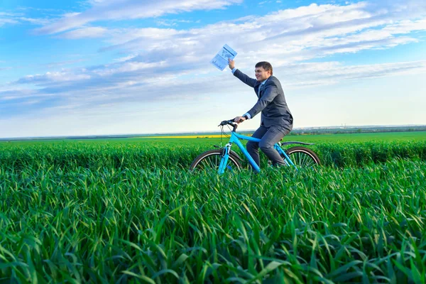 Uomo Affari Con Rapporti Documenti Bicicletta Attraverso Campo Erba Verde — Foto Stock