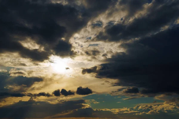 背景として雲の美しい劇的な空明るい太陽と暗いシルエット — ストック写真