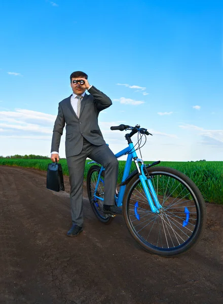 Бізнес Концепція Бізнесмен Який Дивиться Через Бінокль Відстань Позує Велосипедом — стокове фото