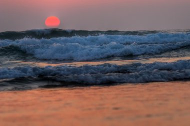 dalgalar, atlantic coast üzerinde kırmızı günbatımı