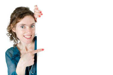 kadın gösteren billboard