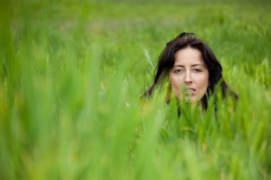 kadın çayırda