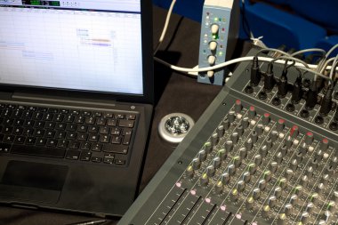 dizüstü bilgisayarın ses kartı karıştırma yanında