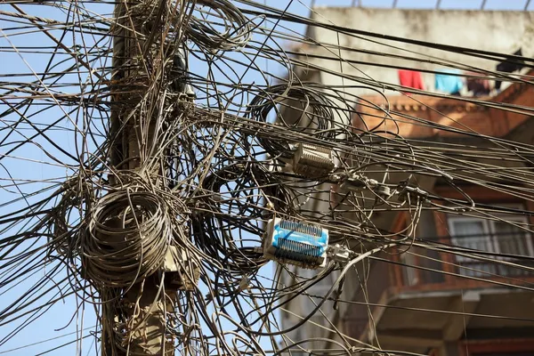 Cables eléctricos enredados —  Fotos de Stock