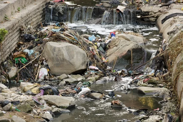 Umweltverschmutzung im asiatischen Fluss — Stockfoto