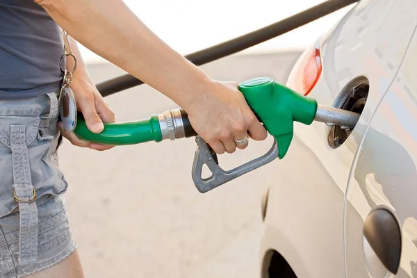 Mujer en la gasolinera — Foto de Stock