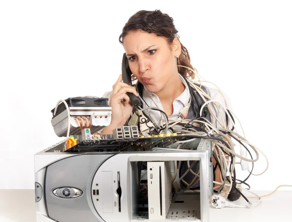 Jonge vrouw aanroepende bedrijfstechnologie ondersteuning voor de gebroken computer — Stockfoto