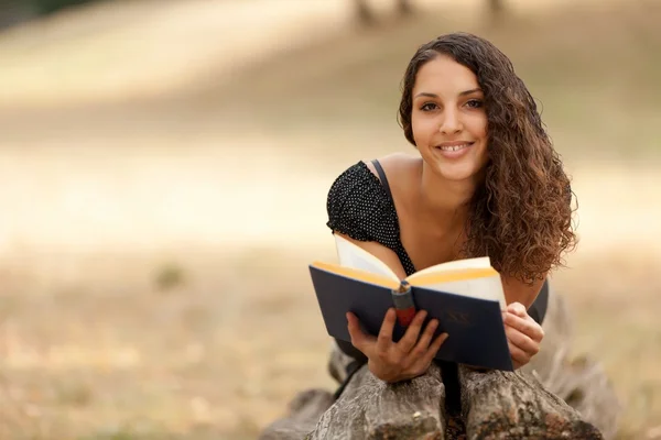 Girl reading in nature — Stock Photo, Image