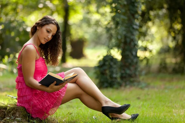 Beauty reading in nature — Stock Photo, Image