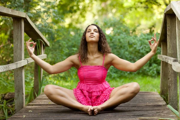 Vrouw medition in de natuur — Stockfoto