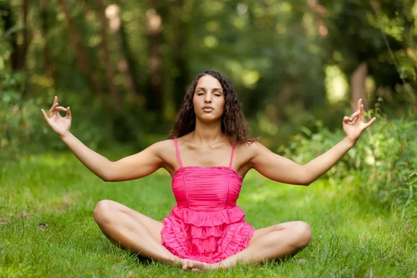 Yoga in de natuur — Stockfoto