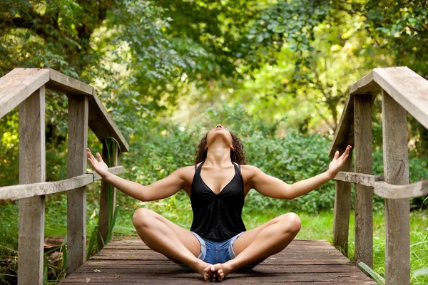 Vrouw yoga in de natuur — Stockfoto