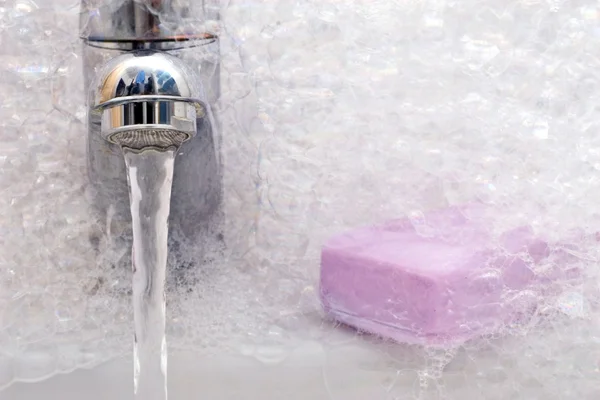 Jabón y fregadero en burbujas — Foto de Stock