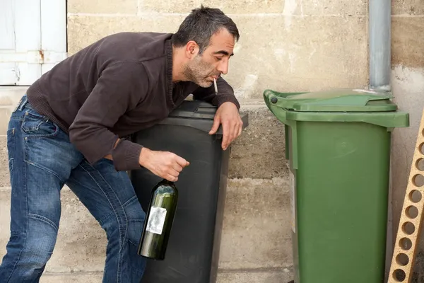 Что делают пьяные парни. Уснул за столом. Парень спит за столом. Парень и девушка выпивают. Что делают пьяные парни.