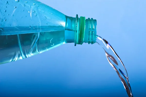 Agua que vierte — Foto de Stock