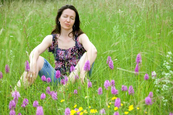 Mujer en flores silvestres — Foto de Stock