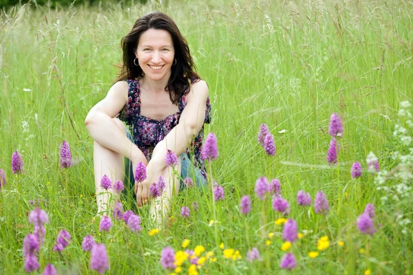 Mujer en flores silvestres — Foto de Stock