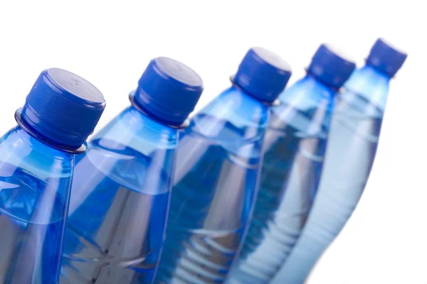 Flessen water geïsoleerd — Stockfoto