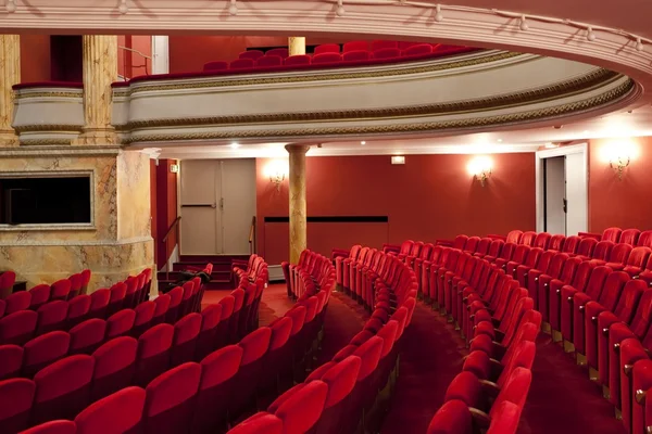 Tiyatroda kırmızı koltuk — Stok fotoğraf