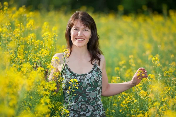 Glückliche Frau auf dem Feld — Stockfoto