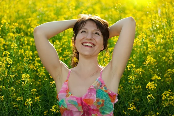 Gelukkige vrouw in de natuur — Stockfoto